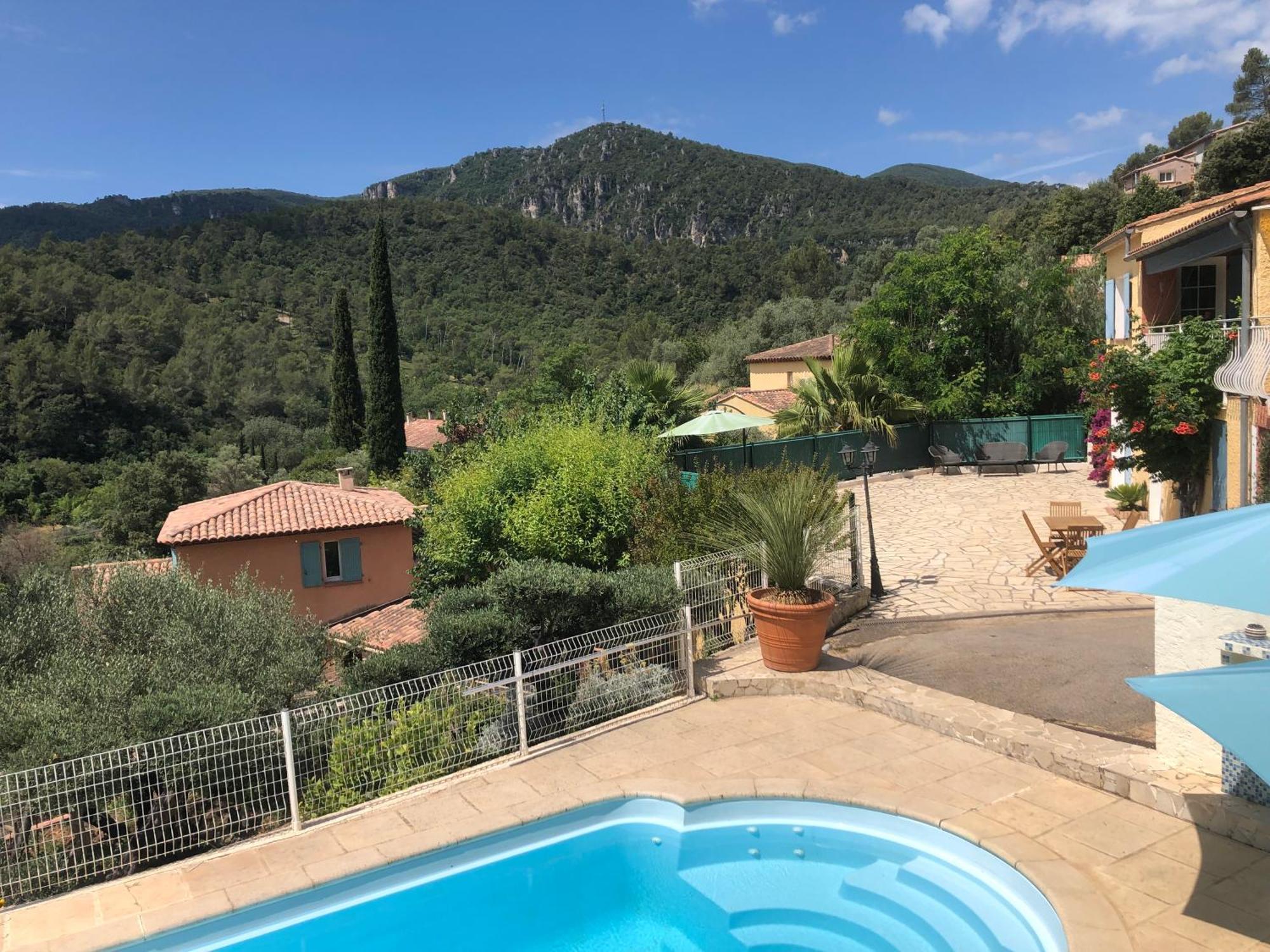 Appartement Dans La Colline Belgentier Exterior foto